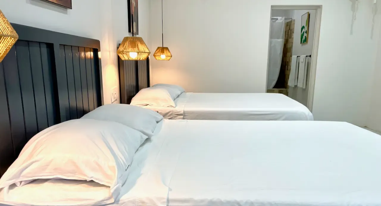 Room 4 at The Irie Inn: Two full-size beds