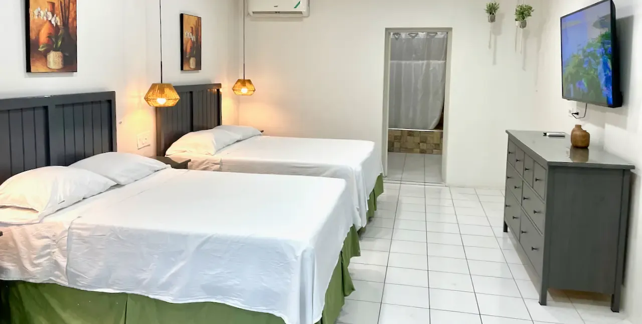 Room 4 at The Irie Inn: Green bedroom decor