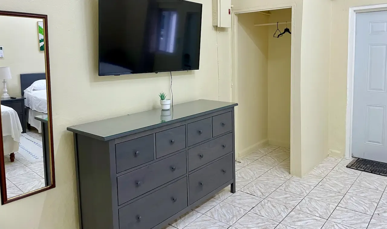 Room 2 at The Irie Inn: TV and in-room amenities
